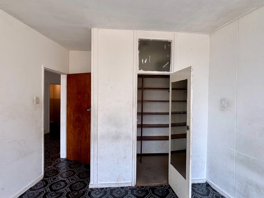 2 Bedroom Property for Sale in Vredehoek Western Cape